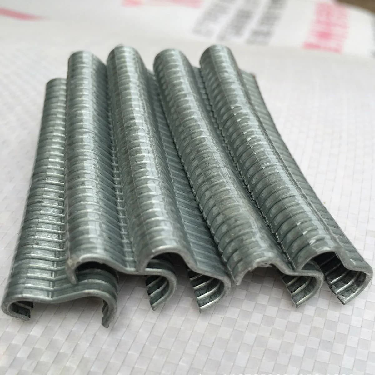 Sertésgyűrű fogó 600 db-os rozsdamentes acél bilincsekkel